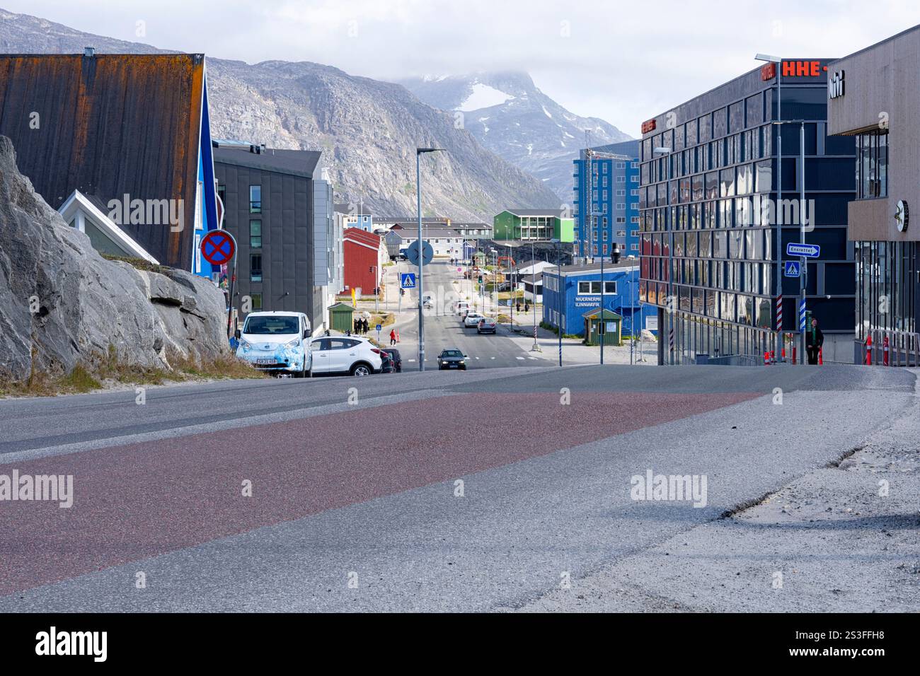Blick auf Aqqusinersuaq, die Hauptstraße der grönländischen Hauptstadt Nuuk mit Bergen im Hintergrund. Nuuk, Sermersooq, Grönland, Dänemark Stockfoto