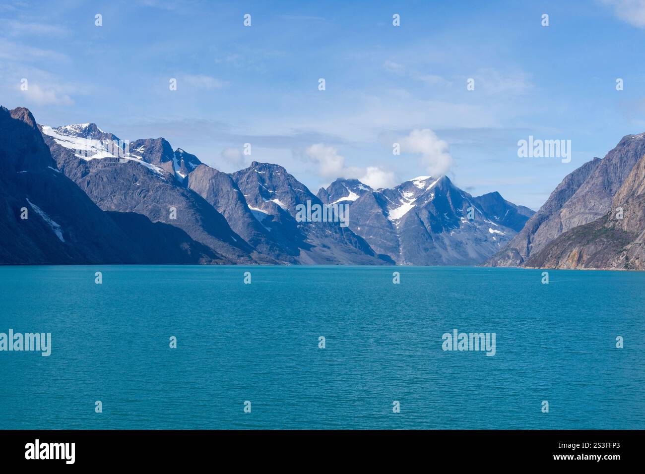 Steile Berge mit Schnee und Gletschern Grenzen an einen Fjord Kangerlussuatsiaq Fjord (Evighedsfjord), Grönland, Dänemark Stockfoto