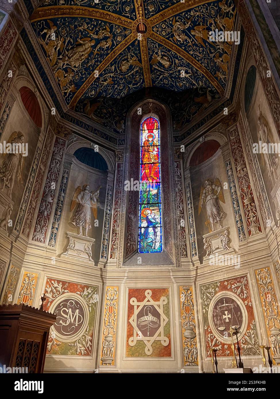 Viele göttliche Statuen überblicken die Kirche Saint Cecile aus dem 13. Jahrhundert. Umgeben von schönen Kunstwerken und neben einem aufwendig gearbeiteten Buntglasfenster. Stockfoto