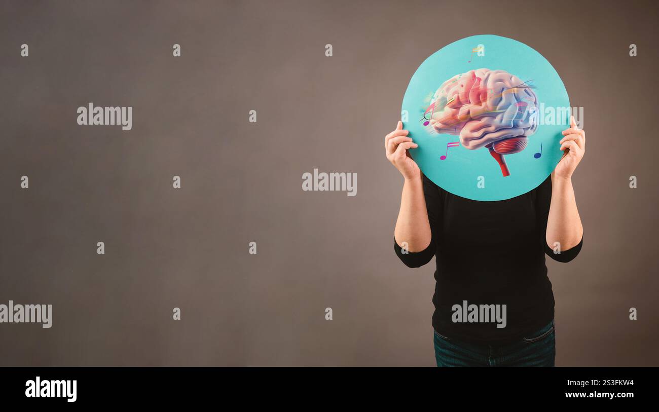 Menschliches Gehirn mit lebendiger Melodiewelle und Musiknoten, Selbstfürsorge und geistiges Gesundheitskonzept, positives Denken, kreativer Geist Stockfoto