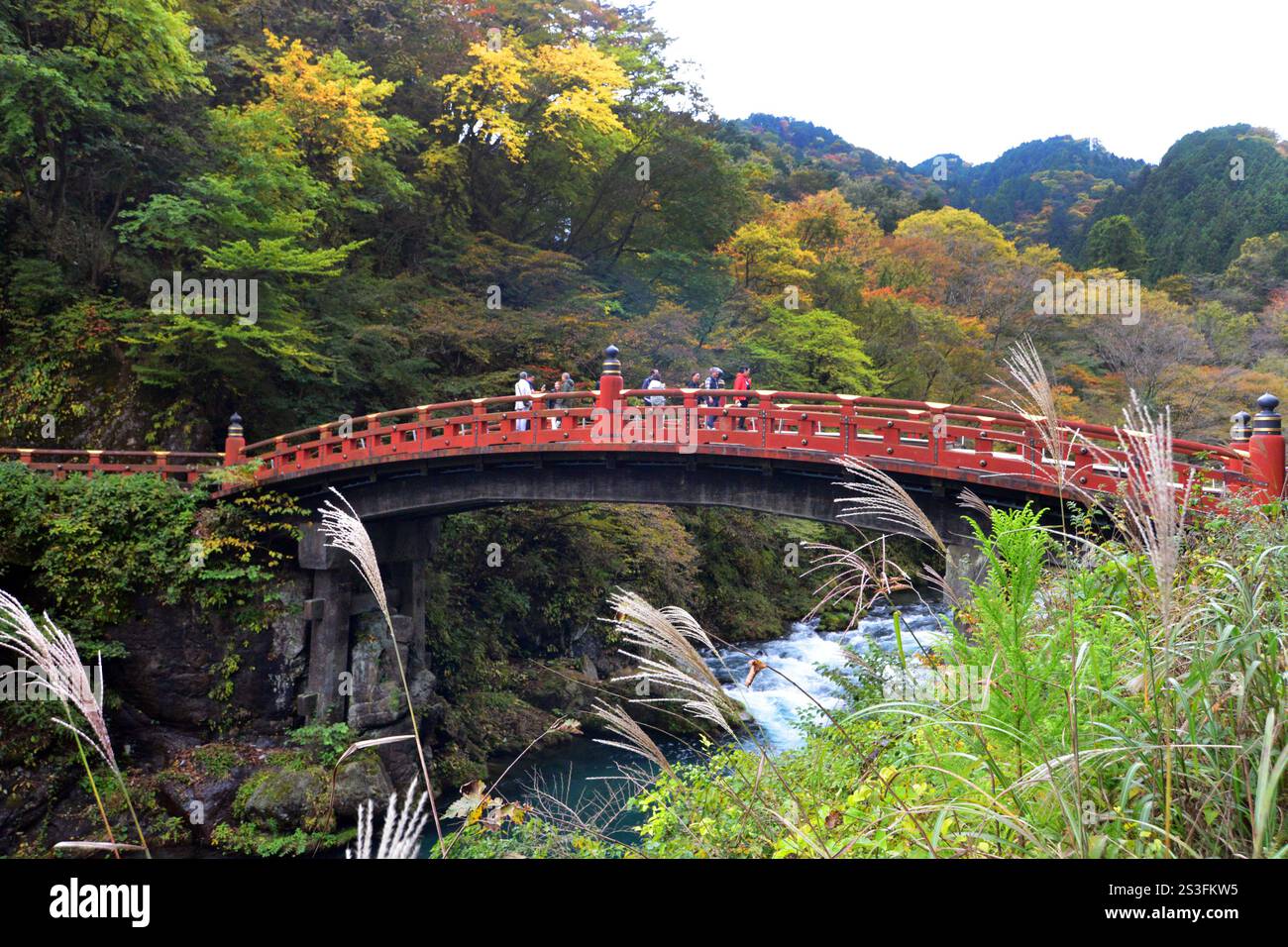 Shinkyo Bridge, Nikko National Park, Japan, Besucher können Schreine und Wildnis in diesem National Heritage Area von Honshu sehen. Stockfoto