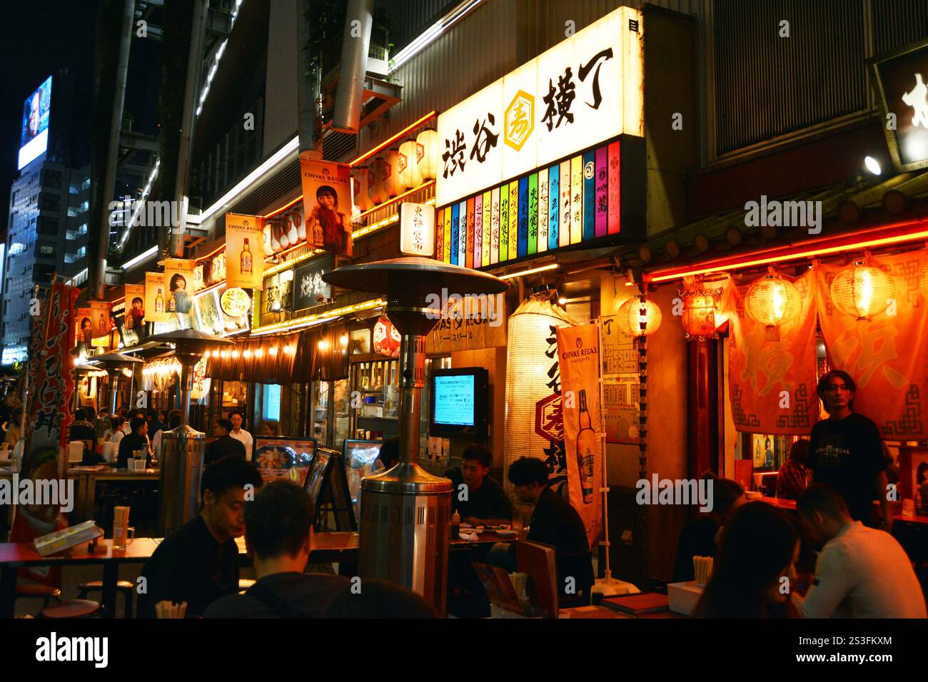Nachtleben in Tokio, Japan, geschäftige Bars und Restaurants im Shibuya-Viertel der Stadt. Stockfoto