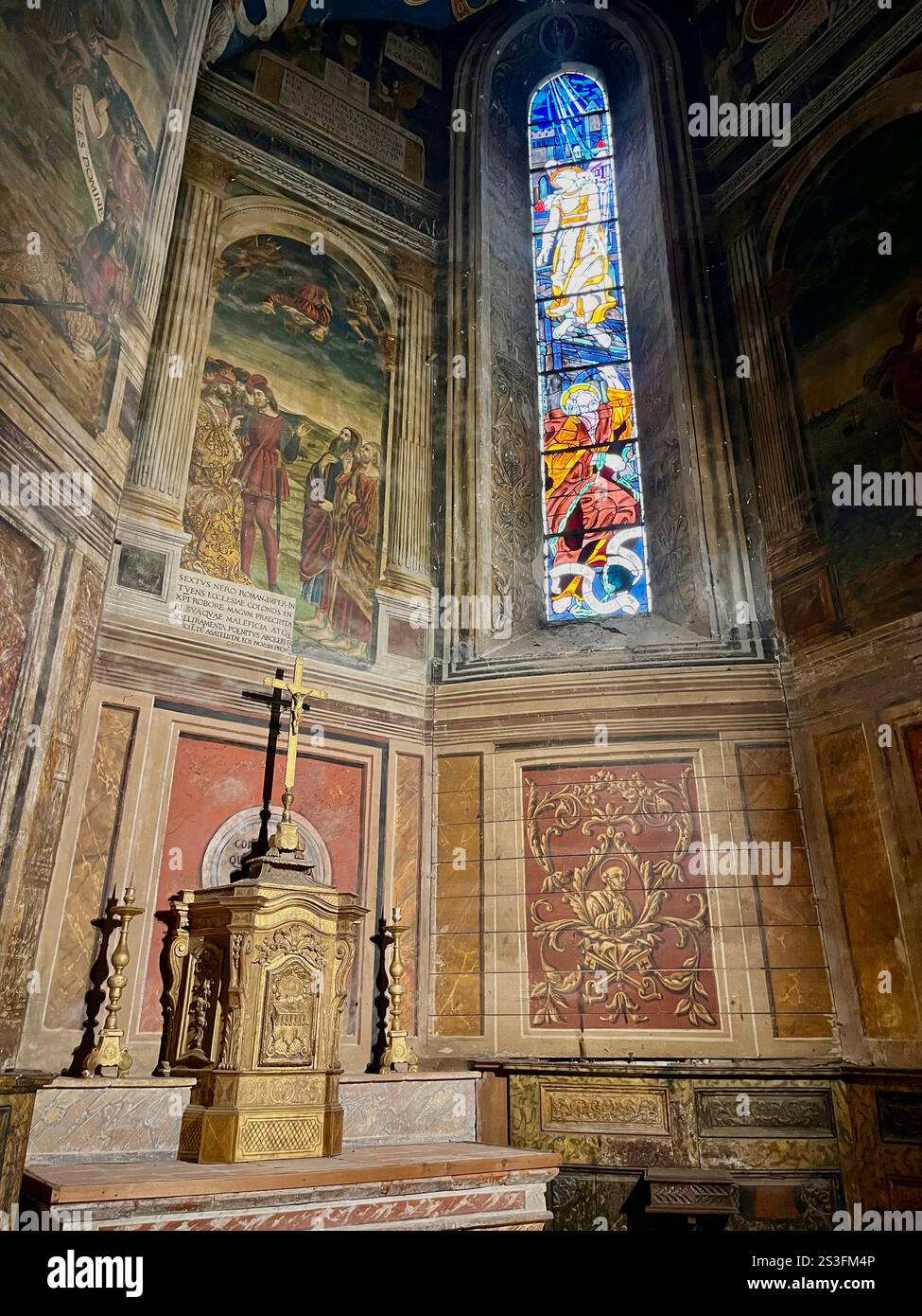 Göttliche religiöse Darstellungen durch Kunstwerke sind alle umgeben von dieser St. Cecile Kathedrale aus dem 13. Jahrhundert. Stockfoto