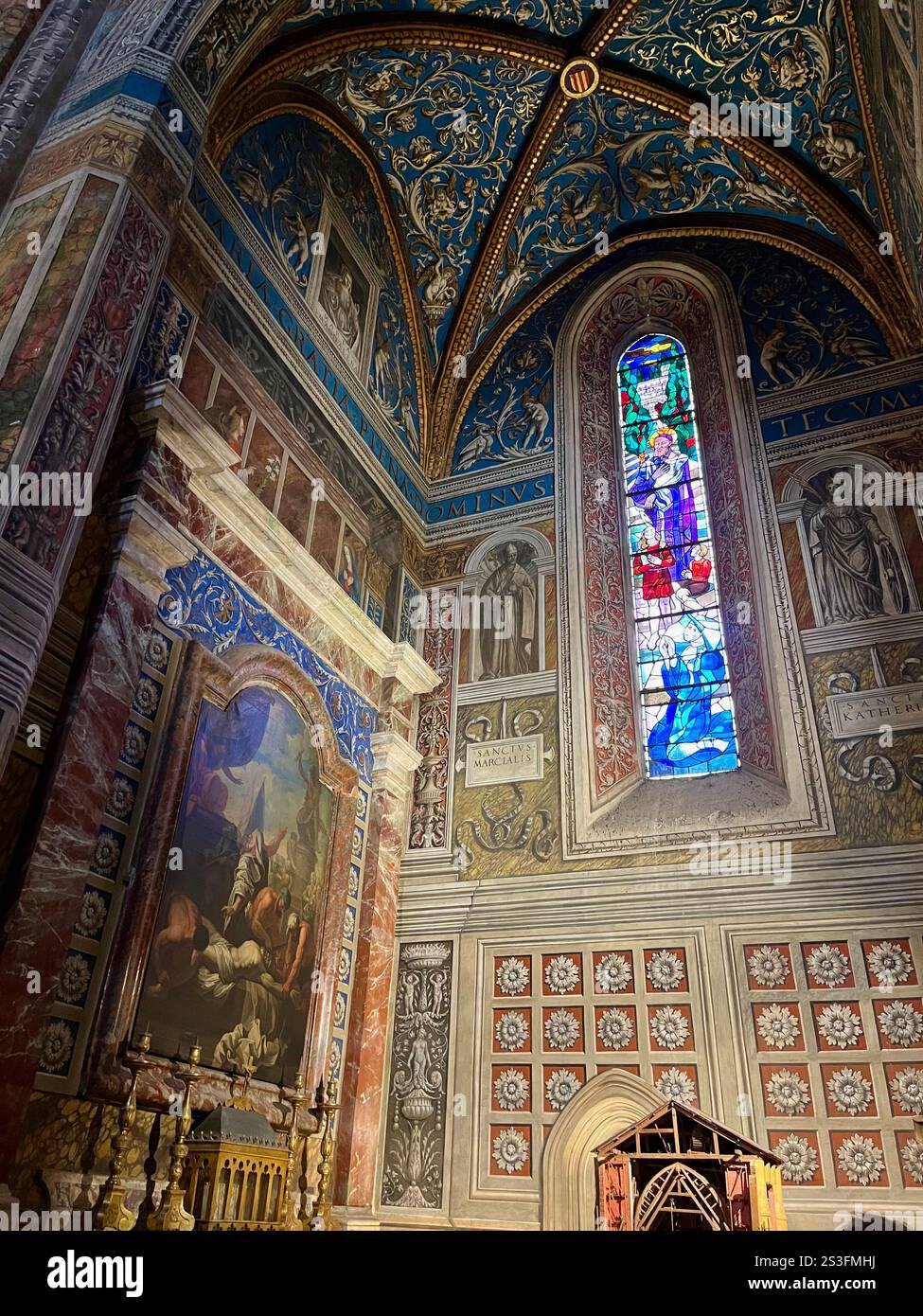 Dieses Bild verkörpert die makellosen religiösen Kunstwerke vom Boden bis zur Decke, Statuen und Buntglasfenster in der Kathedrale von Saint Cecile. Stockfoto