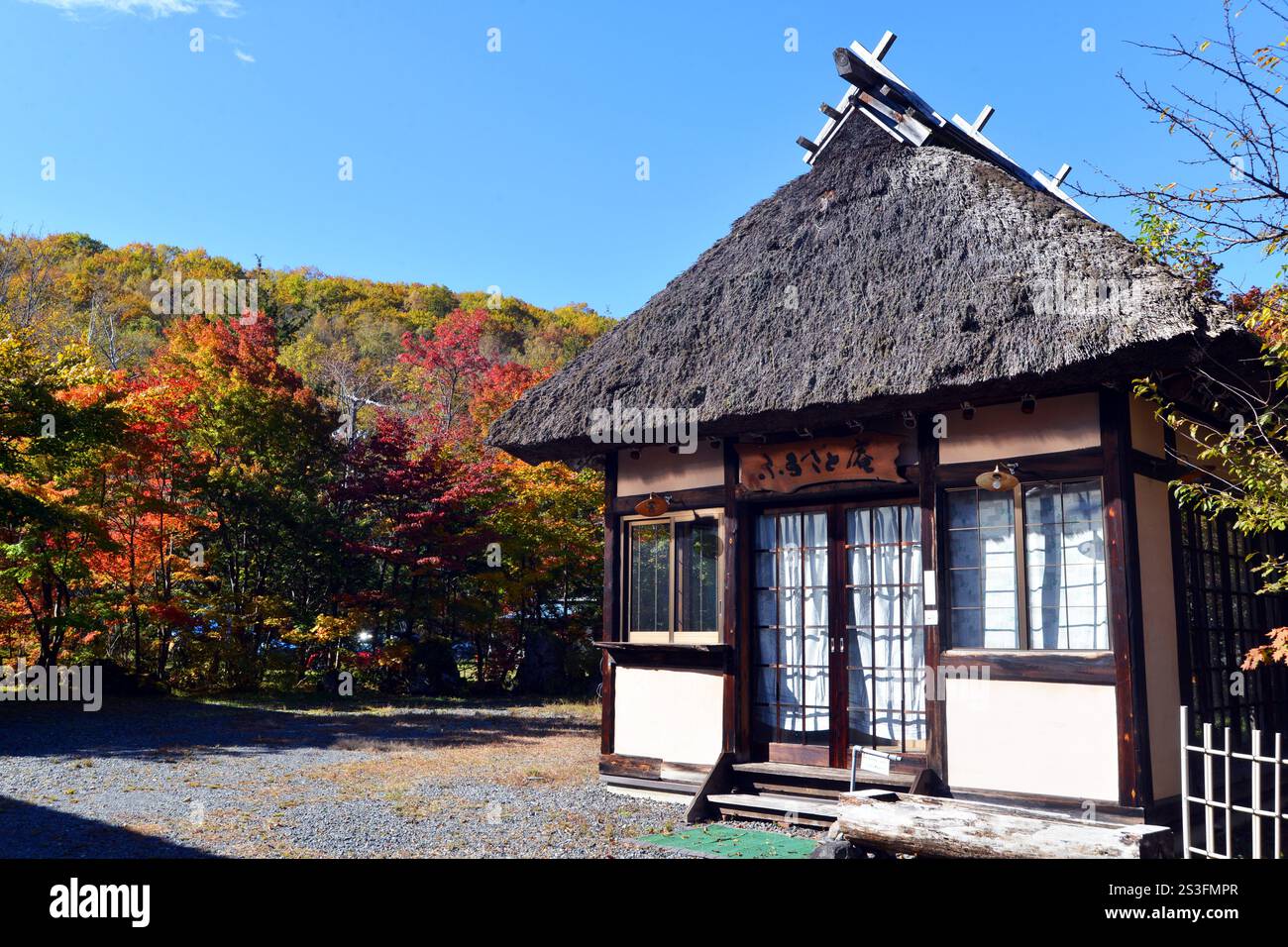Traditionelles Reetdachhaus in den Japanischen Alpen, Mount Norikura, Nagano, Azumi, Japan Stockfoto