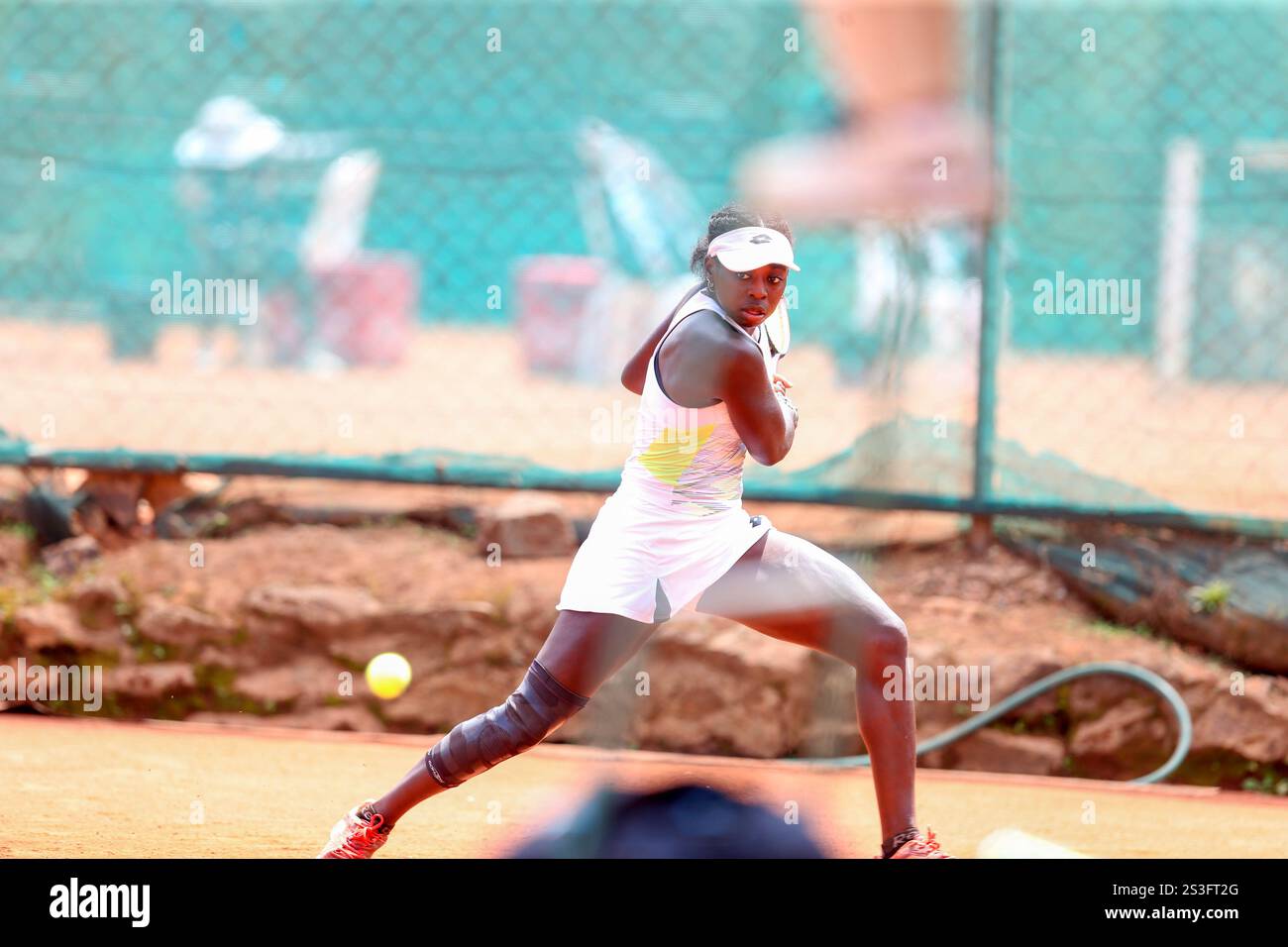 NAIROBI, KENIA – 9. JANUAR: Angella Okutoyi spielt während der W35 International Tennis Federation (ITF) World einen Rückhandschuss gegen Yufei Ren aus China Stockfoto