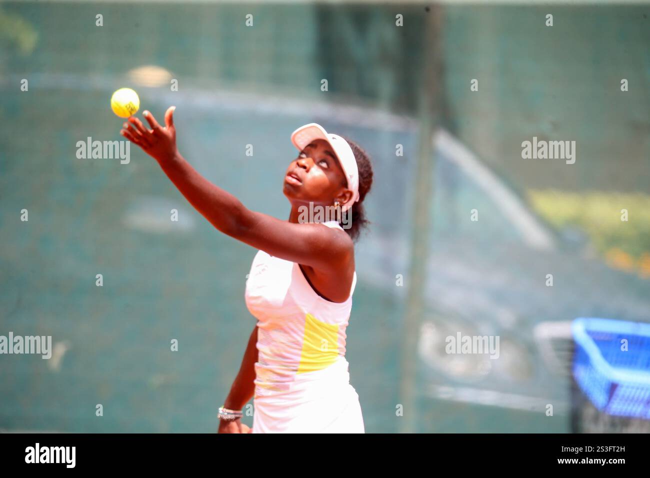 NAIROBI, KENIA - 9. JANUAR: Kenia, Angella Okutoyi, dienen Yufei Ren aus China während der W35 International Tennis Federation (ITF) World Tennis Tour cham Stockfoto