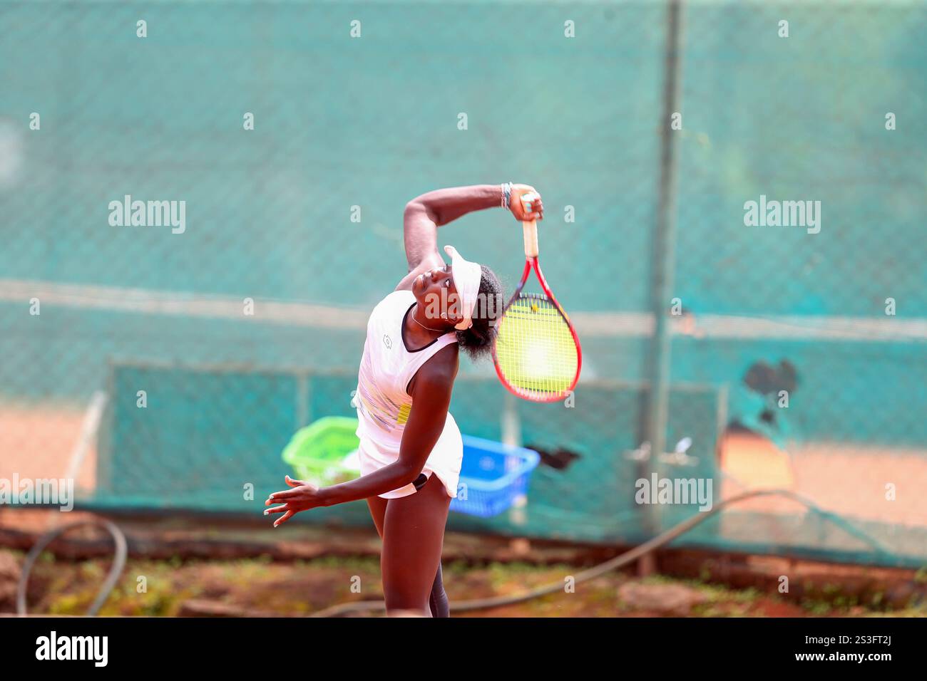 NAIROBI, KENIA - 9. JANUAR: Kenia, Angella Okutoyi, dienen Yufei Ren aus China während der W35 International Tennis Federation (ITF) World Tennis Tour cham Stockfoto