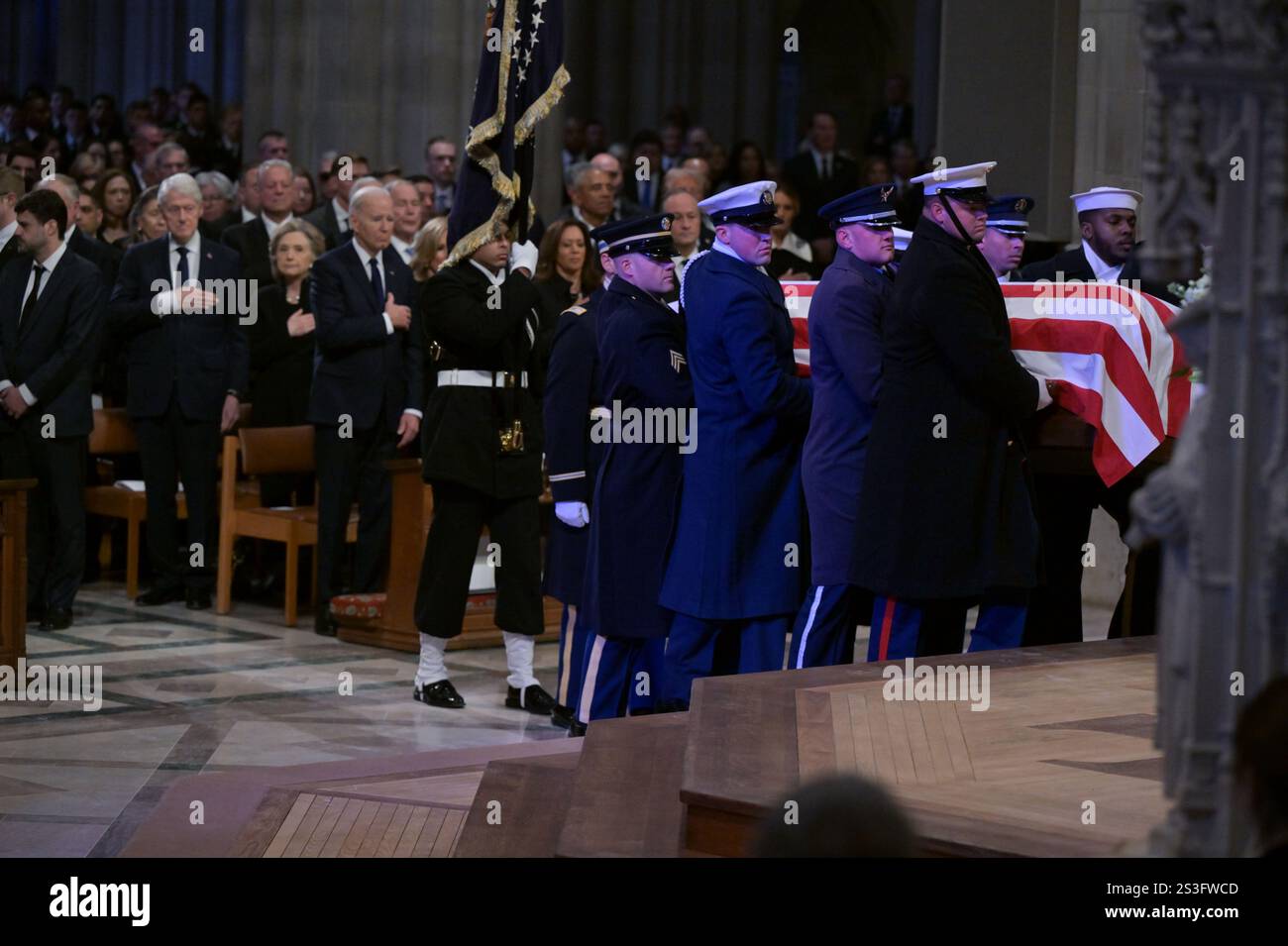 Washington, DC, USA. Januar 2025. Der mit Fahnen überzogene Sarg des ehemaligen Präsidenten Jimmy Carter trifft am 9. Januar 2025 in Washington, DC, zu Beerdigungsfeiern in der National Cathedral ein. Credit: Ricky Carioti/Pool via CNP/Media Punch/Alamy Live News Stockfoto