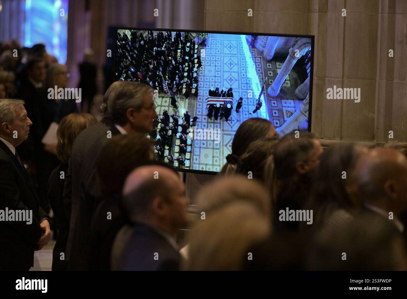 Washington, DC, USA. Januar 2025. Der mit Fahnen überzogene Sarg des ehemaligen Präsidenten Jimmy Carter trifft am 9. Januar 2025 in Washington, DC, zu Beerdigungsfeiern in der National Cathedral ein. Credit: Ricky Carioti/Pool via CNP/Media Punch/Alamy Live News Stockfoto