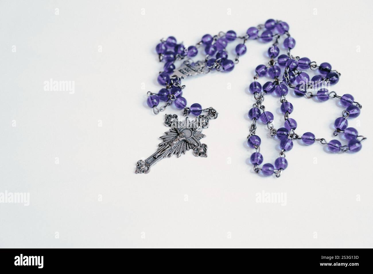Blauer Rosenkranz auf weißem Hintergrund Stockfoto