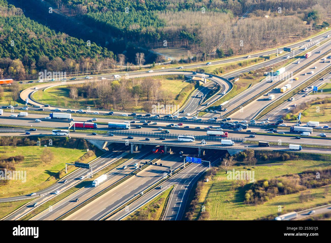 Am Frankfurter Kreuz überfliegen die berühmte Autobahn am Nachmittag mit Autos Stockfoto