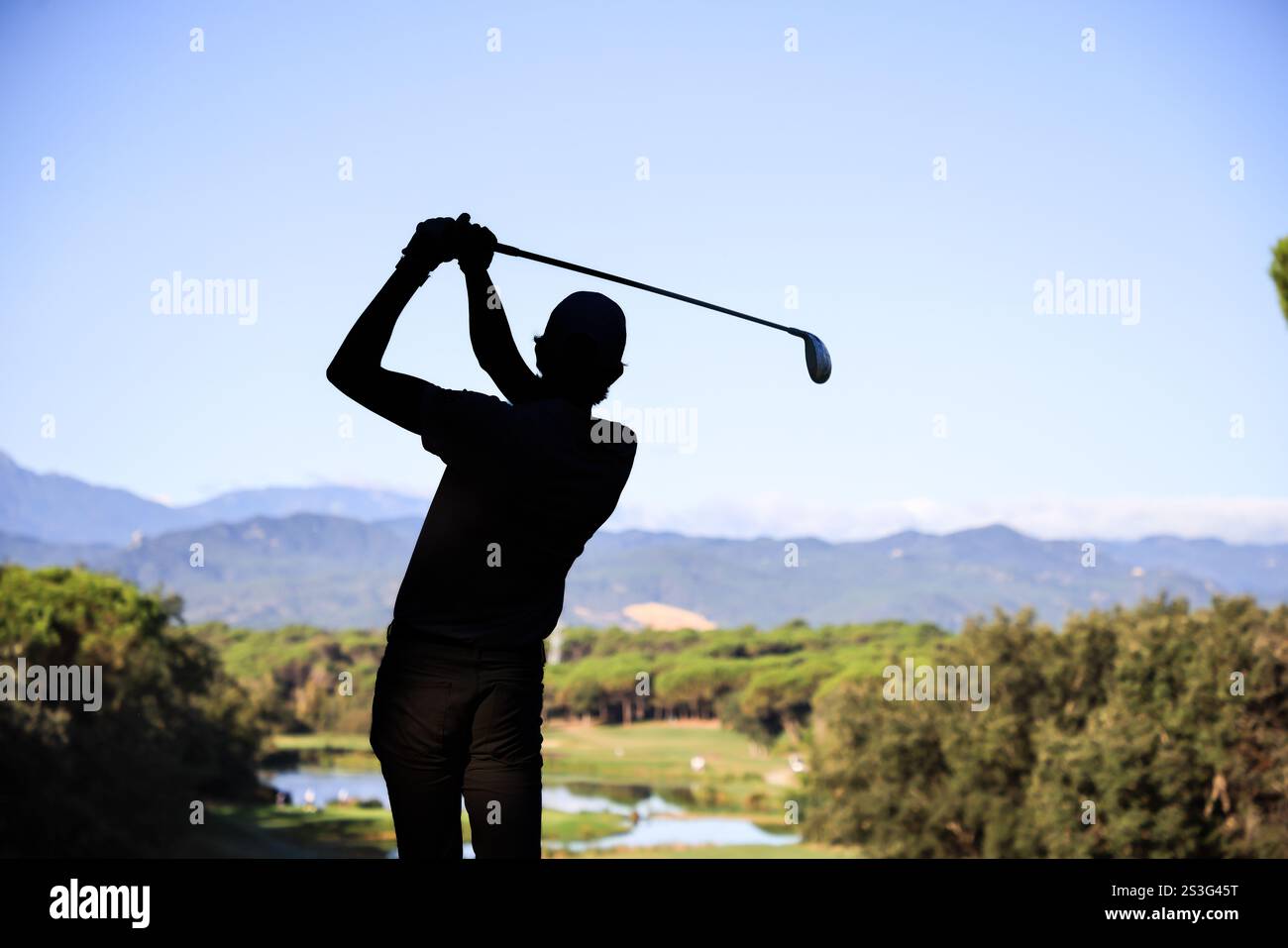 Anonyme Golfer, die Bälle schlagen. Stockfoto