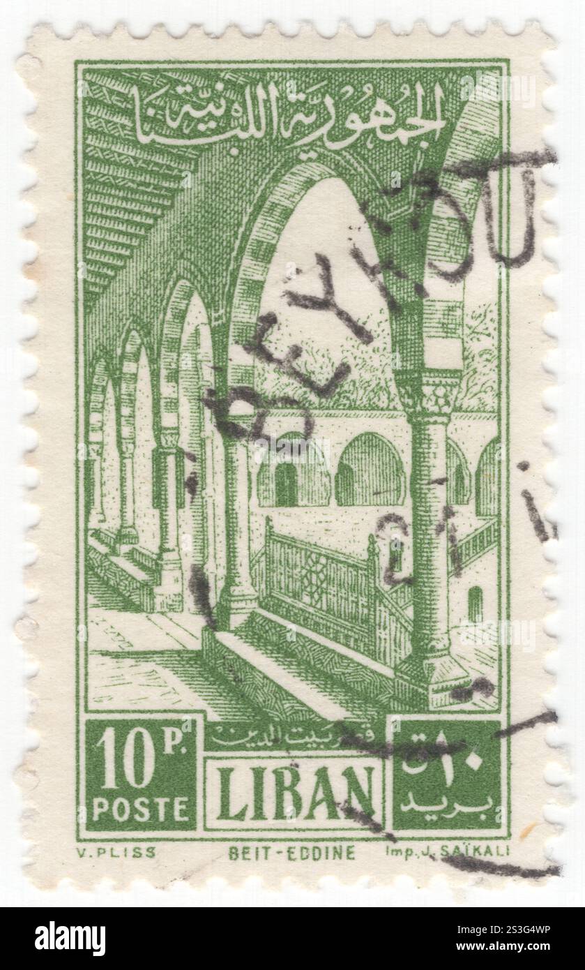 LIBANON - 1. März 1954: 10 Piaster-Briefmarken, die den Blick auf die Galerie im Beit-Ed-DIN-Palast zeigen. Beiteddine Palaceis ein Palast aus dem 18. Jahrhundert in Beiteddine, Libanon, erbaut von Bashir II. Der Palast beherbergt das jährliche Beiteddine Festival und das Beiteddine Palace Museum. Emir Bashir II. Aus der Schihab-Dynastie, der später Herrscher des Libanon-Emirats wurde, ließ den Palast zwischen 1788 und 1818 an der Stelle der Drusensiedelei errichten. Nach 1840 wurde der Palast von den Osmanen als Regierungsgebäude genutzt. Während des französischen Mandats diente sie als Verwaltungsamt Stockfoto