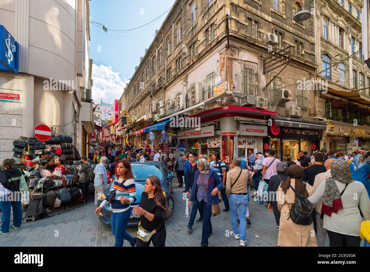 Lokale Türken gehen durch die engen Gassen des Basars des Eminonu-Viertels und des Marktplatzes in Istanbul, Türkei. Stockfoto