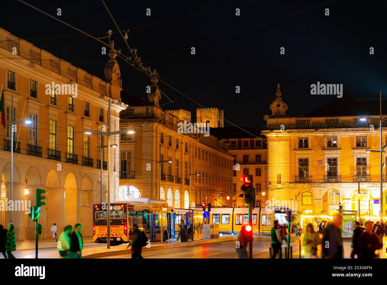 Die Türme der Kathedrale von Lissabon, beleuchtet nachts vom Platz Praca do Comércio im historischen Viertel von Lissabon, Portugal. Stockfoto