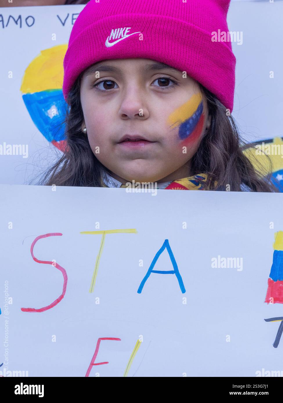 New York, New York, USA. Januar 2025. Ein Kind hält ein Schild in der Hand, während Menschen über Venezuela singen und wie es zukünftigen Generationen gehört. In Erwartung der unbekannten bevorstehenden Amtseinführung in Venezuela sind weltweit Proteste ausgebrochen, wobei Demonstranten ihre Überzeugung zum Ausdruck brachten, dass der legitime Präsident Venezuelas Edmundo GonzÃ¡lez sei. Diese Proteste sind Ausdruck der weit verbreiteten Unzufriedenheit und der Forderung nach demokratischer Regierungsführung, da sich Bürger und internationale Beobachter gegen das umstrittene politische Klima im Land erheben. (Kreditbild: © Carlos Chiossone/ZUMA Press Wire) REDAKTIONELLE VERWENDUNG Stockfoto