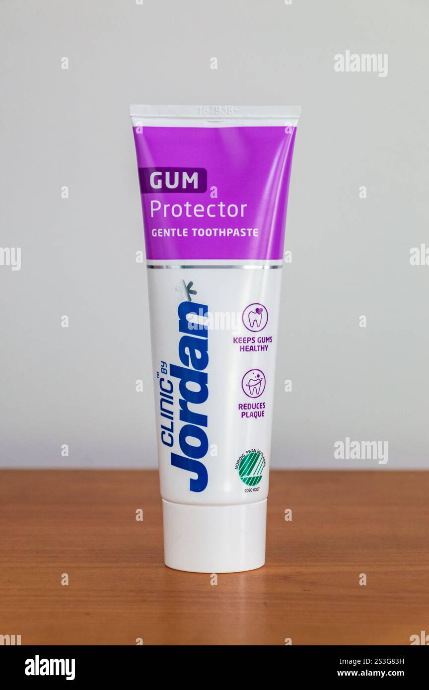 Pruszcz Gdanski, Polen - 15. September 2024: Jordan Gum Protector Gentle Zahnpasta. Stockfoto