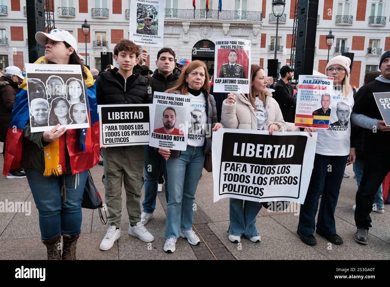 Demonstranten während einer Demonstration für Demokratie in Venezuela, gegen Maduro und zur Unterstützung von Edmundo Gonzalez, am 9. Januar 2025 in Madrid, Spanien. Stockfoto