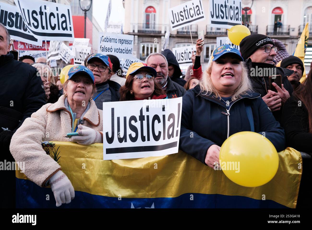 Demonstranten während einer Demonstration für Demokratie in Venezuela, gegen Maduro und zur Unterstützung von Edmundo Gonzalez, am 9. Januar 2025 in Madrid, Spanien. Stockfoto