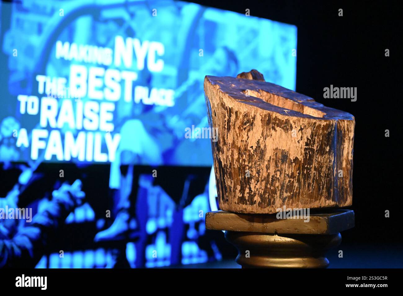 Ein Blick auf den Baumstumpf „Tree of Hope“ im Apollo Theater am 9. Januar 2025 in New York City. Stockfoto