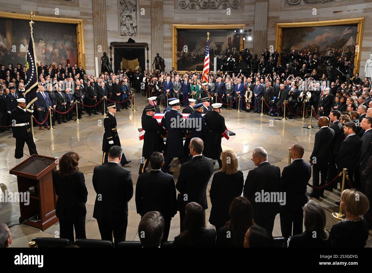 Washington, Vereinigte Staaten Von Amerika. Januar 2025. Der mit Fahnen überzogene Sarg des ehemaligen US-Präsidenten Jimmy Carter wird von militärischen Leibträgern zur Rotunde des US-Kapitols getragen, wo er am 7. Januar 2025 in Washington, DC, liegen wird. Carter, der 39. Präsident der Vereinigten Staaten, starb im Alter von 100 Jahren am 29. Dezember 2024 in seinem Haus in Plains, Georgia. Kredit: Saul Loeb/Pool über CNP/AdMedia Photo Via/Newscom/Alamy Live News Stockfoto