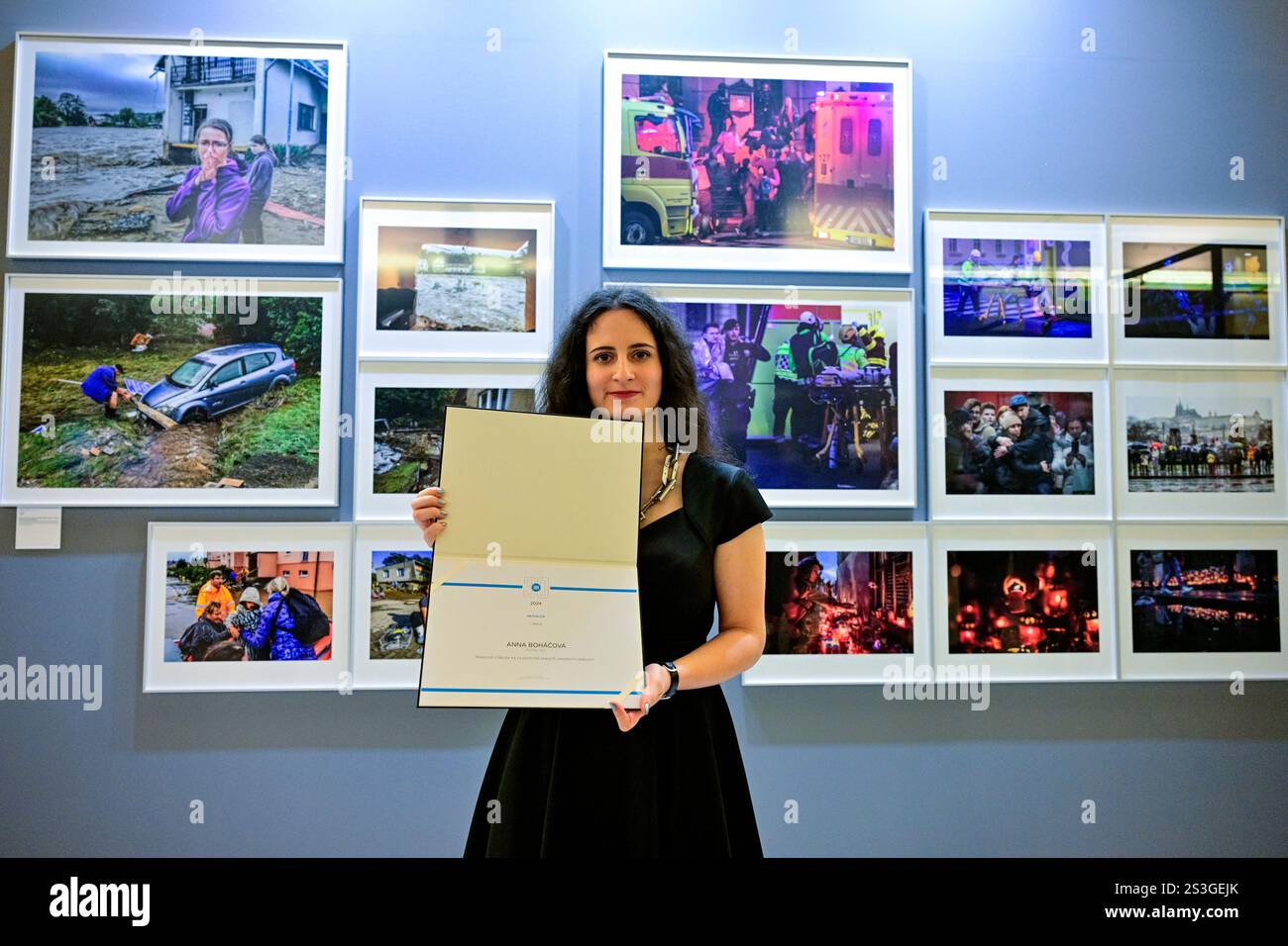 Prag, Tschechische Republik. Januar 2025. Anna Bohacova von Mafra punktete in der Kategorie News mit ihren Bildern von der tragischen Schießerei an der Kunstfakultät der Karlsuniversität in Tschechien Presse Foto 2024 Wettbewerb im Nationalmuseum in Prag, Tschechische Republik, 9. Januar 2025. Quelle: VIT Simanek/CTK Photo/Alamy Live News Stockfoto