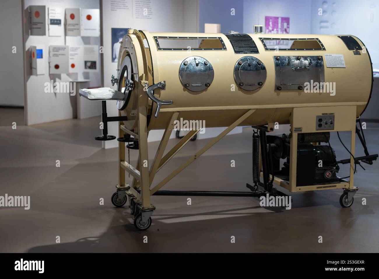 Oslo, Norwegen 1. Mai 2022: Vintage Iron Lung Respirator im Museum ausgestellt Stockfoto