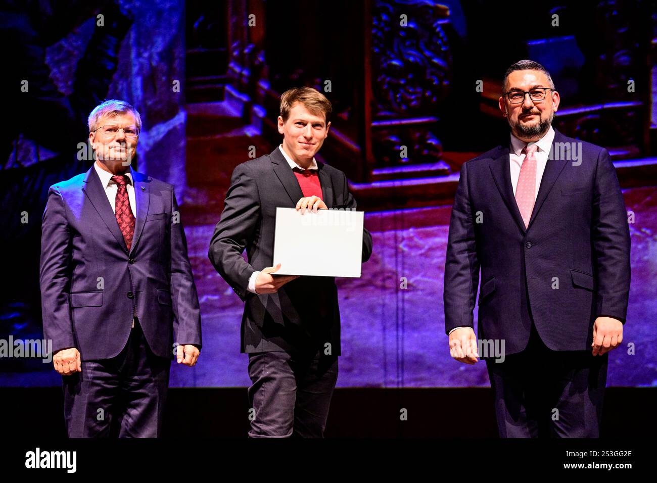 Prag, Tschechische Republik. Januar 2025. CTK-Fotograf Ondrej Deml, Zentrum, wurde am 9. Januar 2025 Dritter in der Kategorie „Menschen, um über die Kategorie zu sprechen“ im tschechischen Pressefoto 2024 Wettbewerb im Nationalmuseum in Prag, Tschechische Republik. Von links Direktor von Eizo Antonin Charvat, Ondrej Deml und Direktor des Nationalmuseums Michal Lukes. Quelle: VIT Simanek/CTK Photo/Alamy Live News Stockfoto