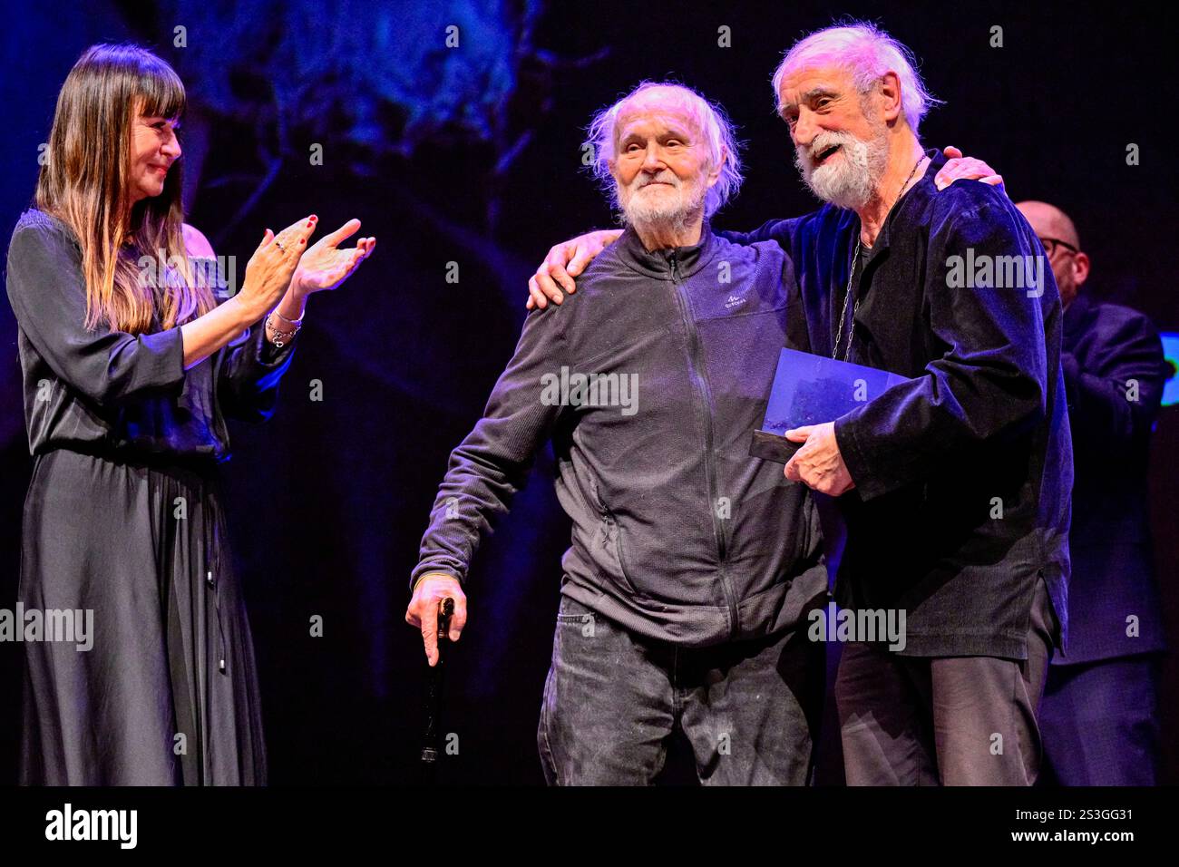 Prag, Tschechische Republik. Januar 2025. Der tschechische Fotograf Jindrich Streit (rechts) erhielt den Preis für seinen lebenslangen Beitrag zur Fotografie vom Fotografen Josef Koudelka (Zentrum) im Tschechischen Pressefoto 2024 Wettbewerb im Nationalmuseum Prag, Tschechische Republik, 9. Januar 2025. Links ist die Regisseurin des tschechischen Fotomagazins Veronika Souralova. Quelle: VIT Simanek/CTK Photo/Alamy Live News Stockfoto