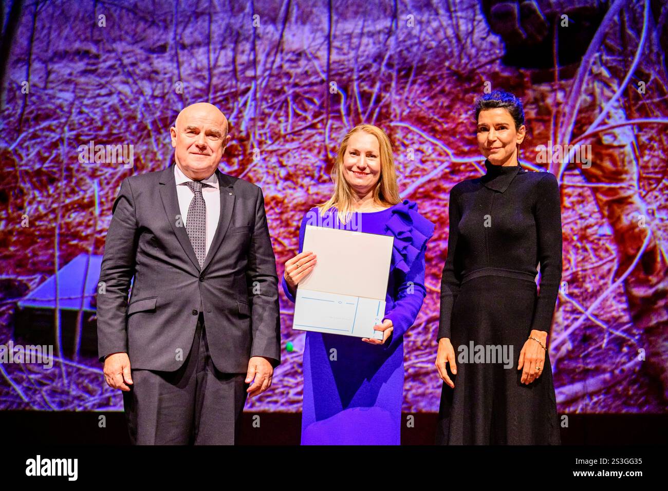Prag, Tschechische Republik. Januar 2025. Die besten Reportage-Bilder des tschechischen Pressefotos 2024 wurden laut Jury von Lenka Klicperova (Mitte) vom Portal Reporterky.cz im Nationalmuseum Prag, Tschechische Republik, am 9. Januar 2025 aufgenommen. Sie machte die Fotos in der Ukraine, die sich im dritten Jahr gegen die russische Aggression wehrt. Von links Vladimir Marik von CertiCon, Lenka Klicperova, Alzbeta Jungrova. Quelle: VIT Simanek/CTK Photo/Alamy Live News Stockfoto