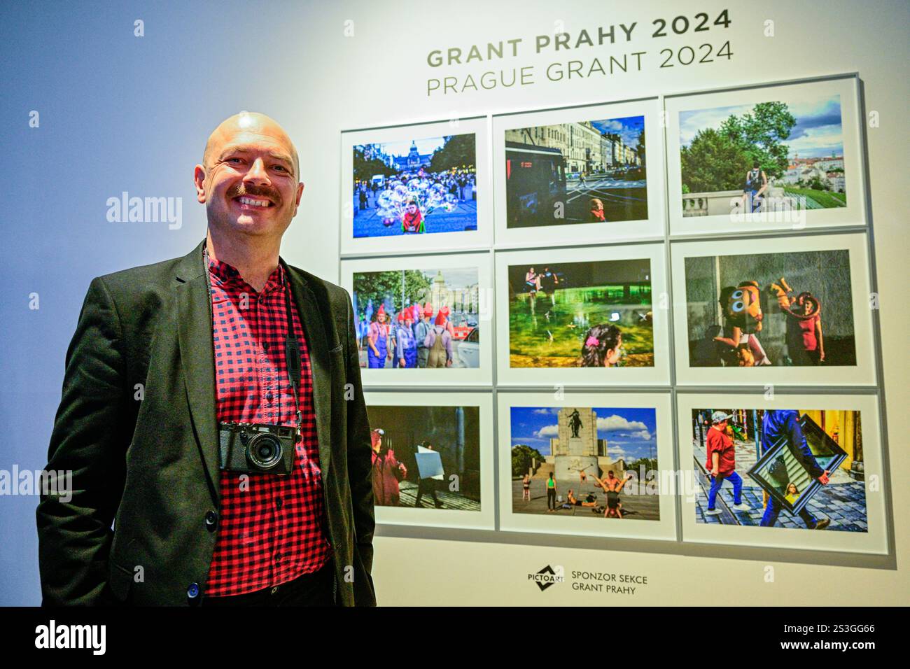 Prag, Tschechische Republik. Januar 2025. Der Wettbewerb Czech Press Photo 2024 beinhaltet auch den Prager Grant, ein einjähriges kreatives Stipendium des Prager Rathauses, um die Veränderungen der Hauptstadt zu fotografieren. Der neue Empfänger ist Petr Topic. Er wurde persönlich vom Bürgermeister Bohuslav Svoboda (bürgerliche Demokratische Partei, ODS) im Nationalmuseum in Prag, Tschechien, am 9. Januar 2025 ausgewählt. Quelle: VIT Simanek/CTK Photo/Alamy Live News Stockfoto