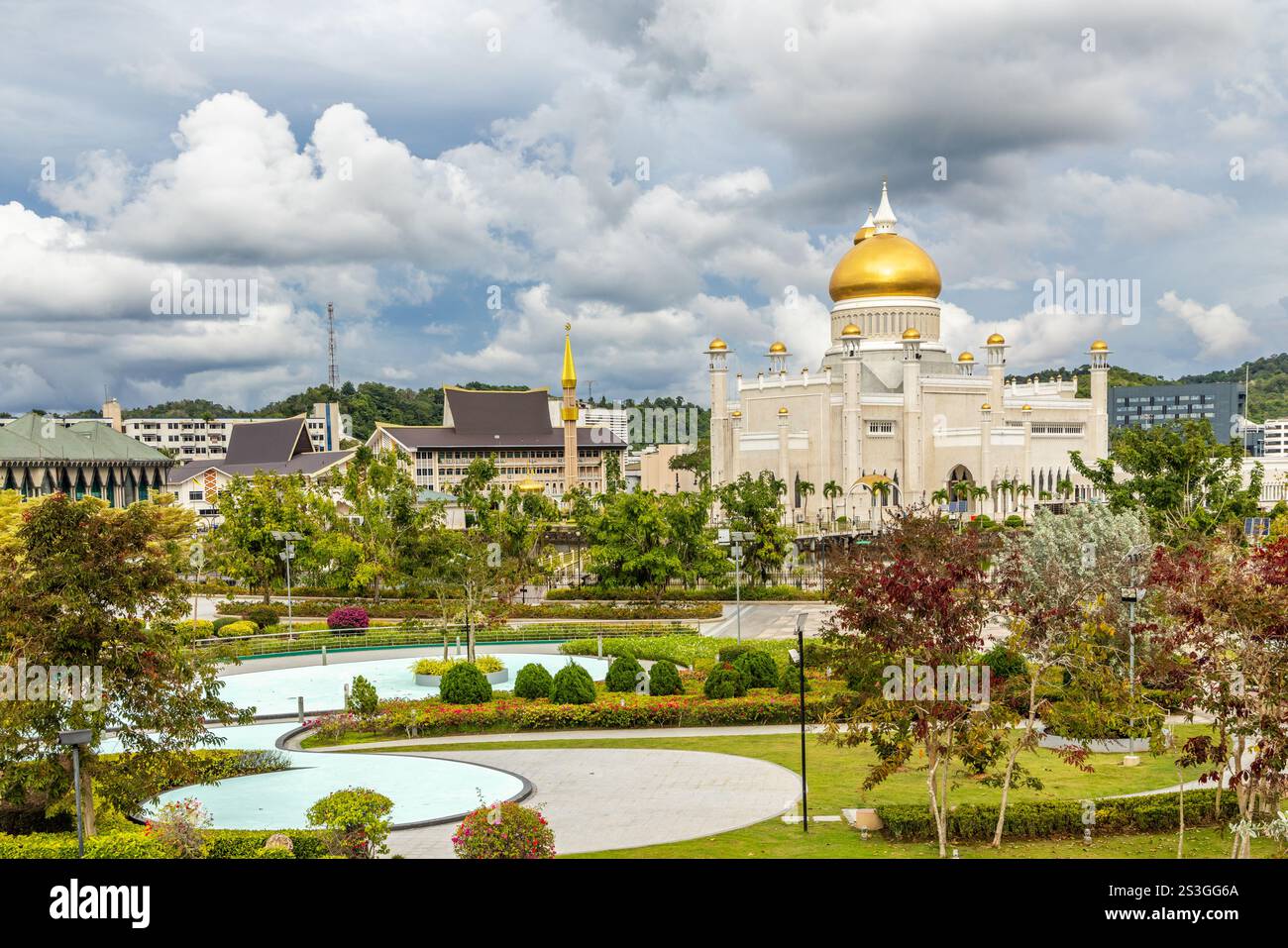 Zentrum der Stadt Garten der Omar Ali Saifuddien Moschee goldene Kuppeln und Minarette mit Innenstadt im Hintergrund, Bandar Seri Begawan, Borneo, Sultanat br Stockfoto