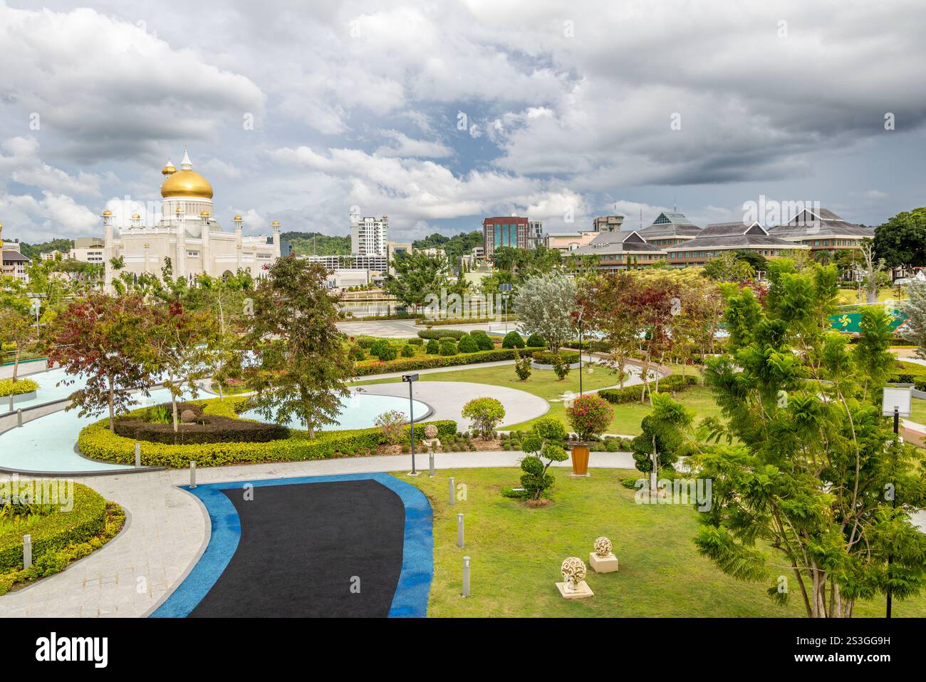 Zentrum der Stadt Garten der Omar Ali Saifuddien Moschee goldene Kuppeln und Minarette mit Innenstadt im Hintergrund, Bandar Seri Begawan, Borneo, Sultanat br Stockfoto