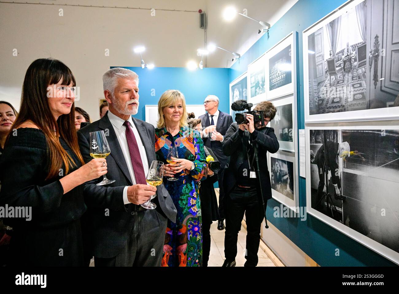 Prag, Tschechische Republik. Januar 2025. Von der linken Direktorin der tschechischen Fotogesellschaft Veronika Souralova, dem tschechischen Präsidenten Petr Pavel und seiner Frau Eva Pavlova während der feierlichen Eröffnung der Ausstellung Tschechisches Pressefoto 2024 nach der Preisverleihung des 30. Tschechischen Pressewettbewerbs im Nationalmuseum Prag, Tschechische Republik, 9. Januar 2025. Quelle: VIT Simanek/CTK Photo/Alamy Live News Stockfoto