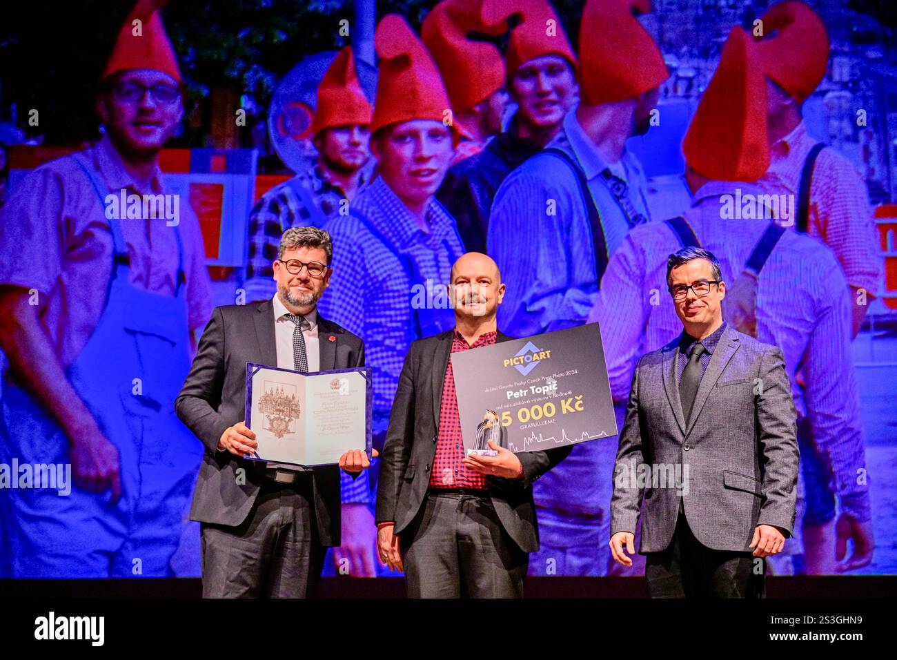 Prag, Tschechische Republik. Januar 2025. Der Wettbewerb Czech Press Photo 2024 beinhaltet auch den Prager Grant, ein einjähriges kreatives Stipendium des Prager Rathauses, um die Veränderungen der Hauptstadt zu fotografieren. Der neue Empfänger ist Petr Topic (Zentrum). Er wurde persönlich vom Bürgermeister Bohuslav Svoboda (bürgerliche Demokratische Partei, ODS) im Nationalmuseum in Prag, Tschechien, am 9. Januar 2025 ausgewählt. Von links Jiri Pospisil, stellvertretender Bürgermeister der Hauptstadt Prag, Petr Topic, und Radek Mikulas, Direktor der Pictoart Company. Quelle: VIT Simanek/CTK Photo/Alamy Live News Stockfoto