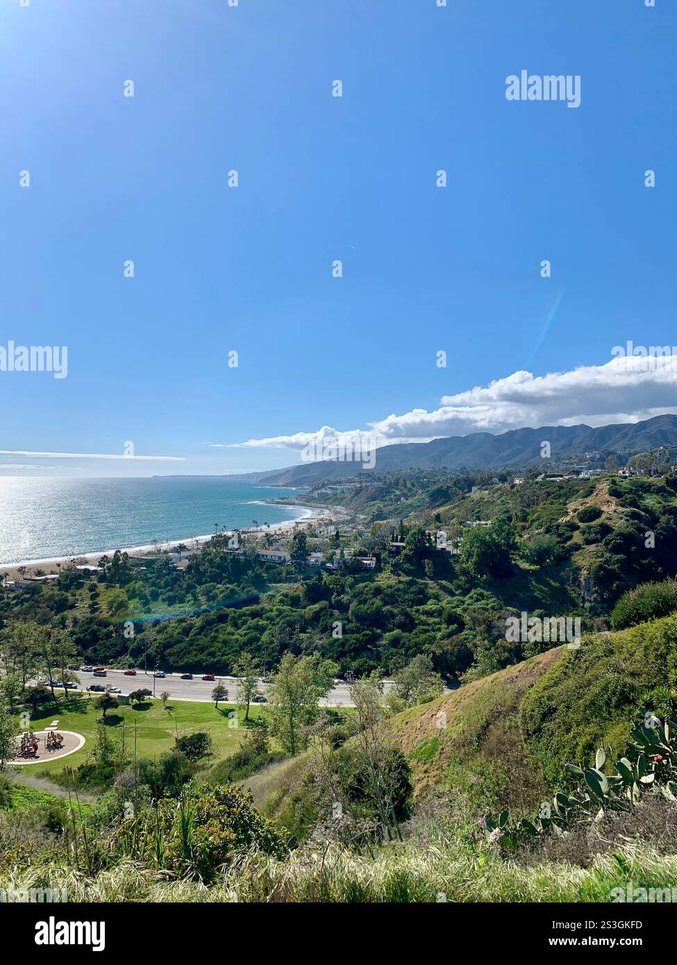 Atemberaubender, ikonischer Blick auf Kalifornien auf Pacific Palisades, Malibu und Topanga mit leuchtenden Meeresfarben, klarem blauem Himmel, PCH - Smartphone-aufgenommenes Stockfoto