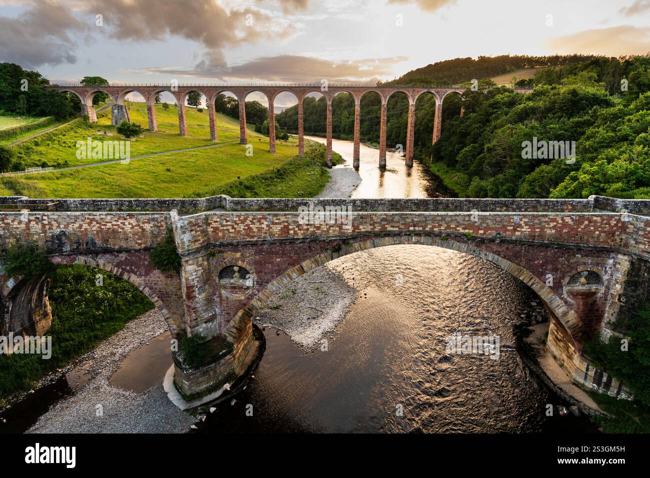 Leaderfoot Viaduct, ein stillgelegtes viktorianisches Meisterstück der Eisenbahntechnik über den Fluss Tweed zwischen Melrose und St Boswells in den schottischen Grenzen, wi Stockfoto
