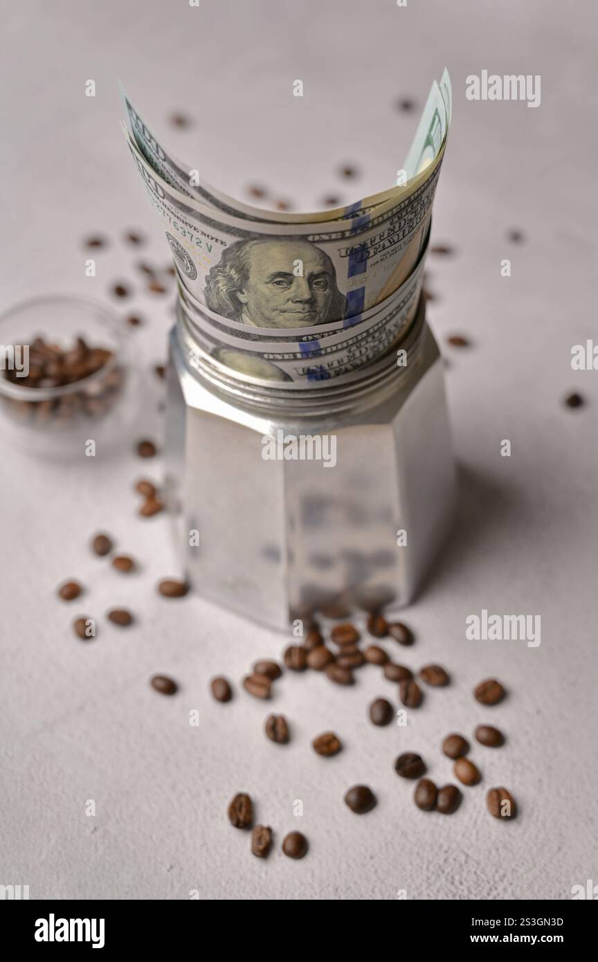 100 US-Dollar-Geldscheine in einer Geysir-Kaffeemaschine, Mokabaschine. Der Anstieg der Kaffeepreise auf der ganzen Welt Stockfoto 100 US-Dollar-Geldscheine in einer Geysir-Kaffeemaschine, Mokabaschine. Der Anstieg der Kaffeepreise auf der ganzen Welt Stockfoto