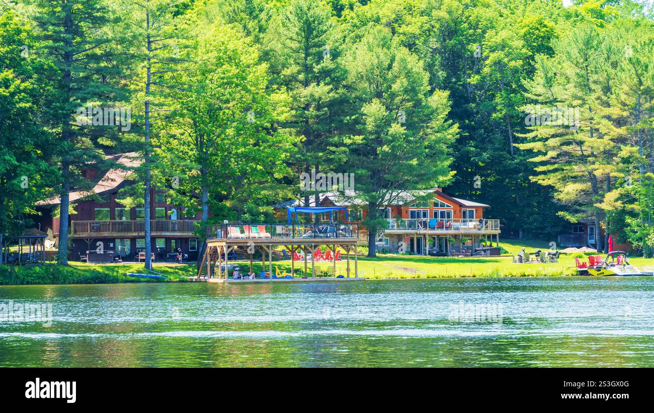 Blick über den Indian River in einigen saisonalen Cottages in Port Carling Ontario Kanada, die im Sommer fotografiert wurden. Stockfoto