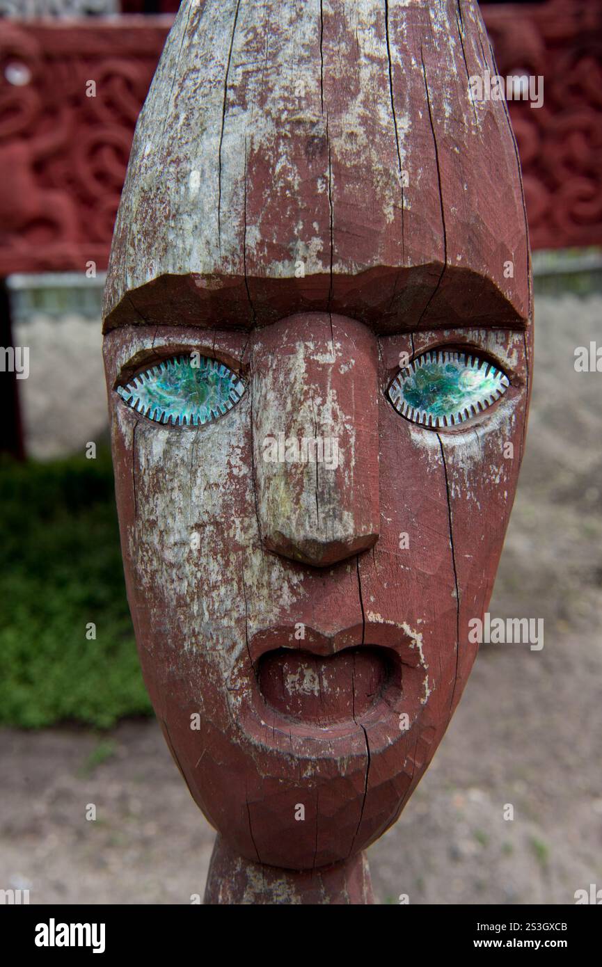 Maori-geschnitzter menschlicher Kopf (Tekoteko) Stockfoto