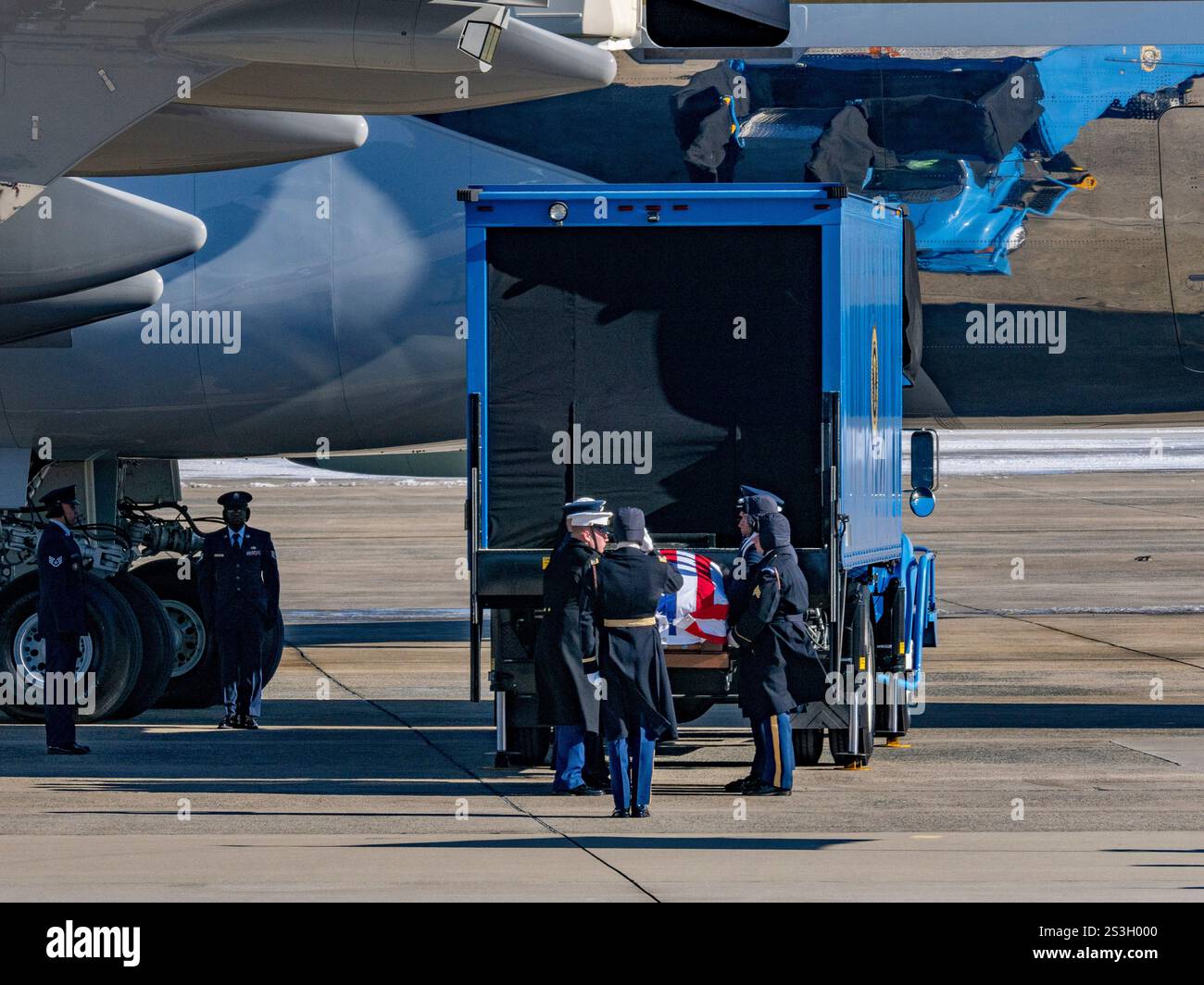 Joint Base Andrews, Maryland, USA. Januar 2025. Militärpall-Träger tragen einen Sarg mit der Flagge des ehemaligen Präsidenten Jimmy CarterÃs zu einem Lastwagen, der ihn auf die Special Air Mission 39 laden wird. Das Flugzeug wird Carter und seine Familie zurück nach Plains, Georgia bringen, wo er in seiner geliebten Heimatstadt begraben wird. (Credit Image: © Sue Dorfman/ZUMA Press Wire) NUR REDAKTIONELLE VERWENDUNG! Nicht für kommerzielle ZWECKE! Stockfoto