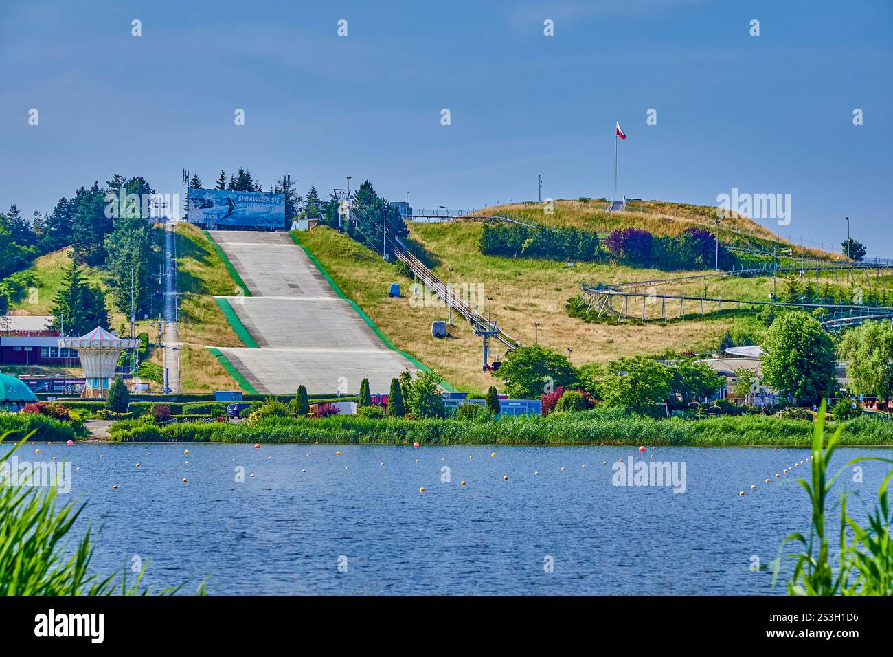 Malta Ski ist ein ganzjährig geöffneter Park mit Skifahren im Winter und Attraktionen wie einer alpinen Achterbahn und einer Schaukel im Sommer, Posen, Europa, Polen Stockfoto Malta Ski ist ein ganzjährig geöffneter Park mit Skifahren im Winter und Attraktionen wie einer alpinen Achterbahn und einer Schaukel im Sommer, Posen, Europa, Polen Stockfoto