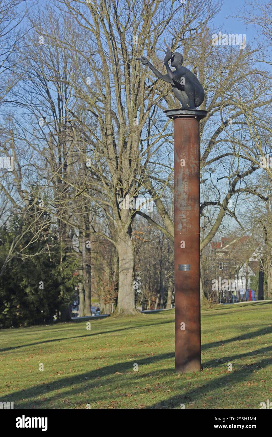Skulptur der Pfadfinder von Karl Ulrich Nuss 2019, Bronzeskulptur, Säule, Stele, männliche Figur, sitzen, Hocken, Hocken, Gesten, Gesten, Arme, Arm Stockfoto