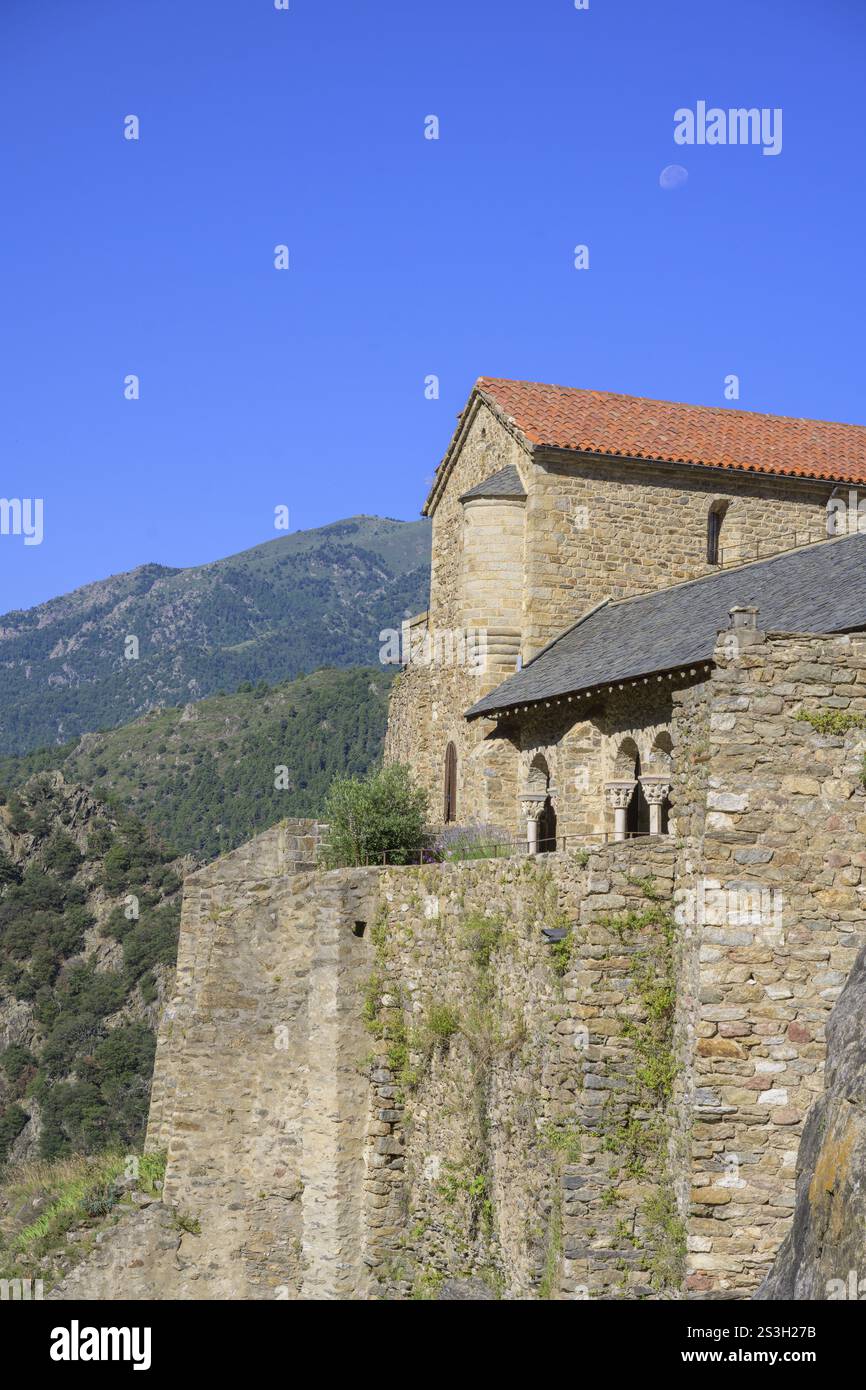Mond über der Abtei Saint Martin du Canigou, Casteil, Departement Pyrenäen-Oriental, Frankreich, Europa Stockfoto