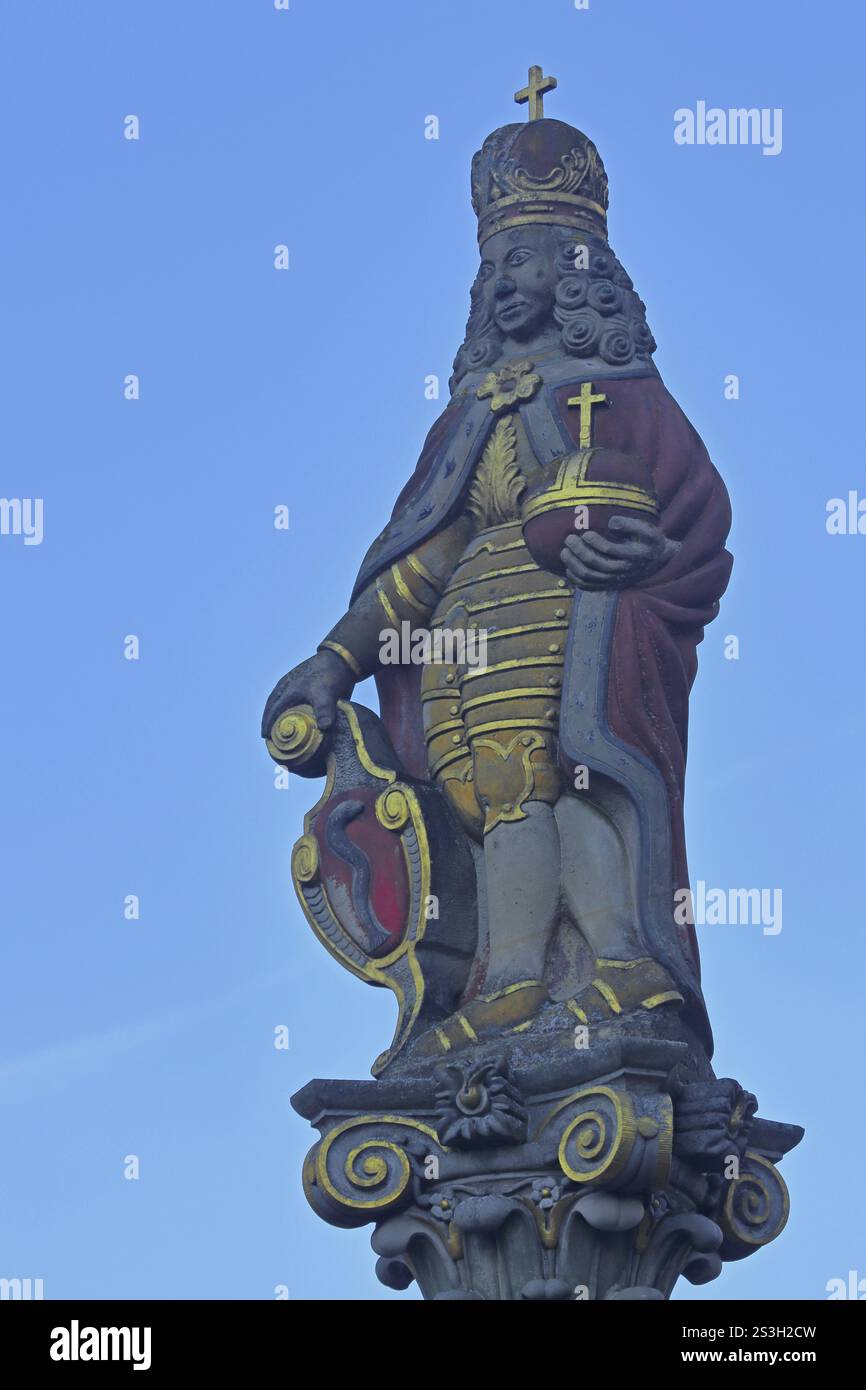 Kaiser-Joseph-Brunnen und Denkmal für Joseph I., Deutscher mit Kaiser mit Wappenschild Kugel, Kreuz und Krone, HRR, Weihnachtsbaum mit Weihnachtsstern, sc Stockfoto