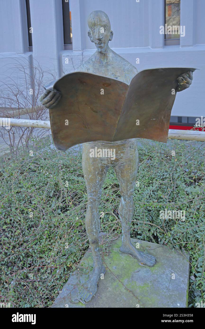 Skulptur Zeitung Leser von Karl Ulrich Nuss 2005, Bronzeskulptur, männliche Figur, die eine Zeitung liest, stehend, Leser, Literatur, Marktplatz, A Stockfoto