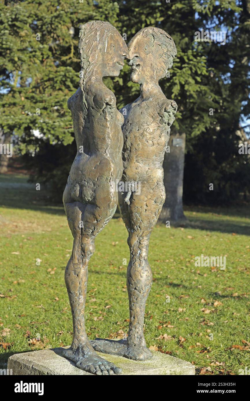 Skulptur Maskenpaar I von Karl Ulrich Nuss 2019, Bronzeskulptur, Moderne Kunst, Paar, Paar, männlich, weiblich, Figuren, männlich, weiblich, schließen Stockfoto