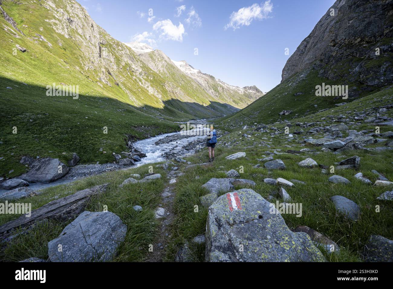 Bergsteiger auf Wanderweg, Umbaltal, Venedigergruppe, Nationalpark hohe Tauern, Osttirol, Tirol, Österreich, Europa Stockfoto