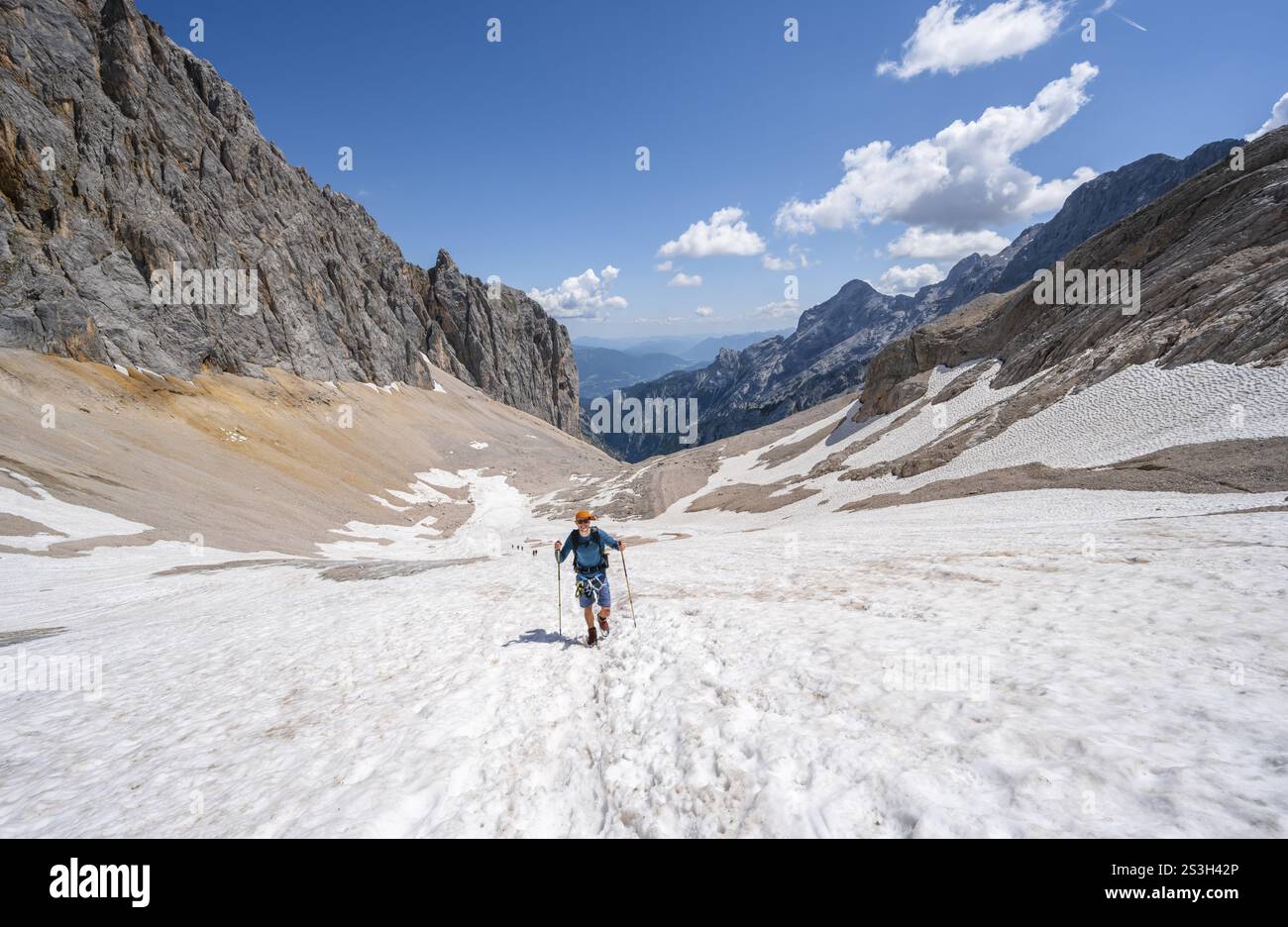 Bergsteiger auf einem Schneefeld, Bergbecken mit Gletscherresten des Hoellentalferners, Hoellental, felsige Berggipfel, Hoellental, Bayern, Deutsch Stockfoto